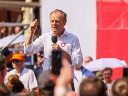 Miniatura: Tusk ocali Kościół