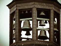 O dzwonach i dzwonnicach