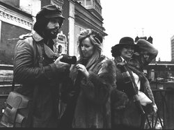 Miniatura: Za czym kolejka ta stoi?