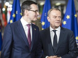 Miniatura: Tusk z zabawką Morawieckiego