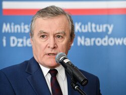 Miniatura: Gliński: Mamy obowiązek godnie pochować...