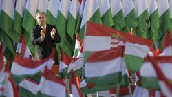 Orbán pod pręgierzem