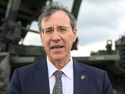 Miniatura: Dyplomata z utajnioną przeszłością