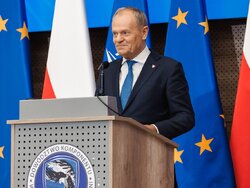 Miniatura: Dlaczego Tuskowi nie spada?