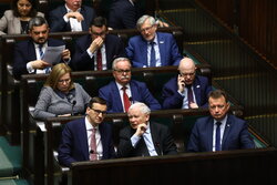 Miniatura: Czy pensje polityków powinny być obniżane...