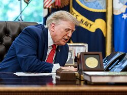 Miniatura: Trump tankuje z pustego dystrybutora?