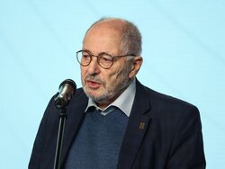 Miniatura: Orlim lotem przez osiem dekad