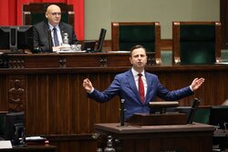 Miniatura: Między Tuskiem a PiS