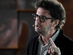 Miniatura: Kuba rzuca papierami