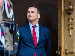 Miniatura: Minister Sikorski licytuje